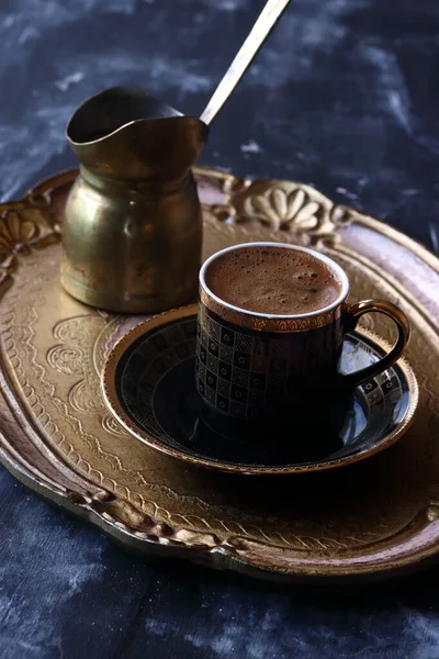 Türkischer Kaffee Auf Einem Holztablett — Stockfoto