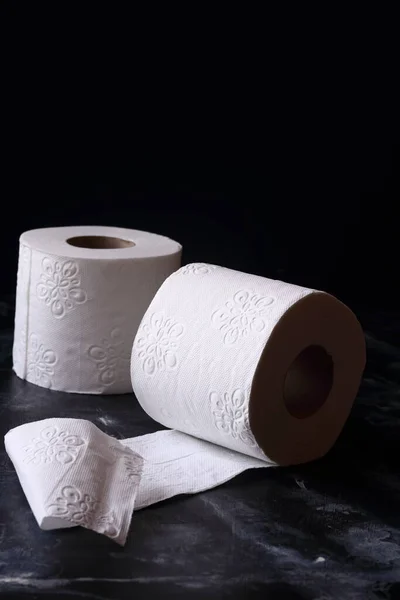 Beyaz Tuvalet Kağıdı Siyah Arka Planda Kağıt — Stok fotoğraf
