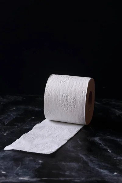 Beyaz Tuvalet Kağıdı Siyah Arka Planda Kağıt — Stok fotoğraf