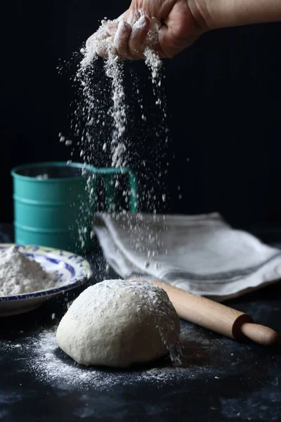 Massa Fazendo Massa Com Farinha Fundo Preto Pão Massa Pizza — Fotografia de Stock