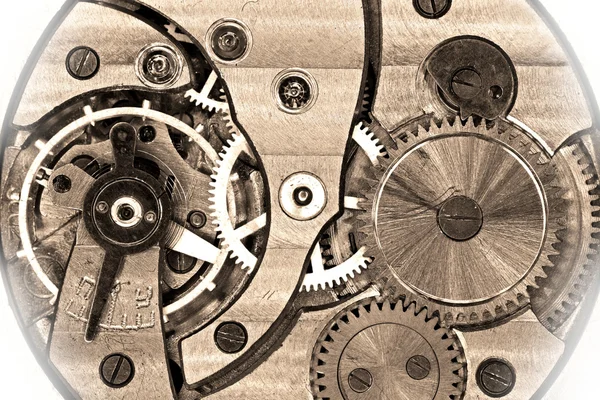 Три аналогичные старые карманные часы механизм изолирован — стоковое фото