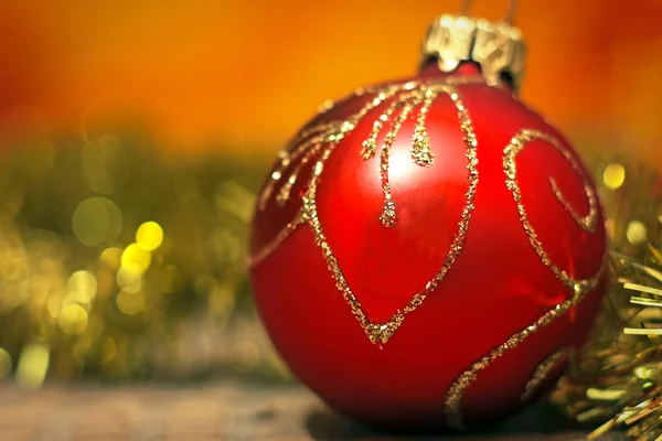 Çelenkli kırmızı Noel süsleme topu — Stok fotoğraf