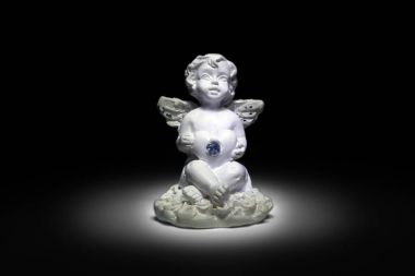 Melek heykel koyu arka plan