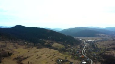 Dağların ve ormanların güzel manzaralı ormanların üzerinde güzel İHA uçuşları