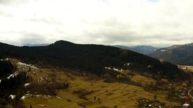 Dağların ve ormanların güzel manzaralı ormanların üzerinde güzel İHA uçuşları