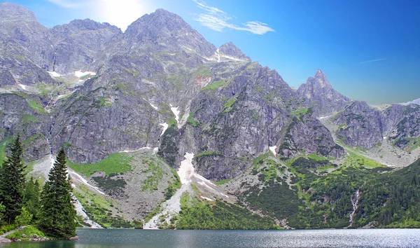 El gran estanque en las montañas polacas: las montañas Tatra. Parque Nacional Tatra —  Fotos de Stock