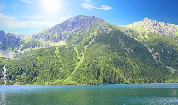 El gran estanque en las montañas polacas: las montañas Tatra. Parque Nacional Tatra —  Fotos de Stock