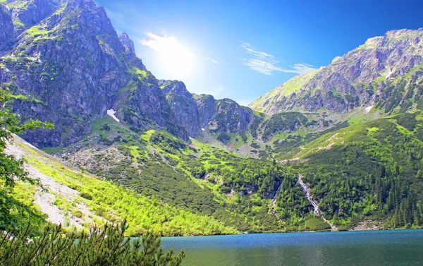 El gran estanque en las montañas polacas: las montañas Tatra. Parque Nacional Tatra — Foto de Stock