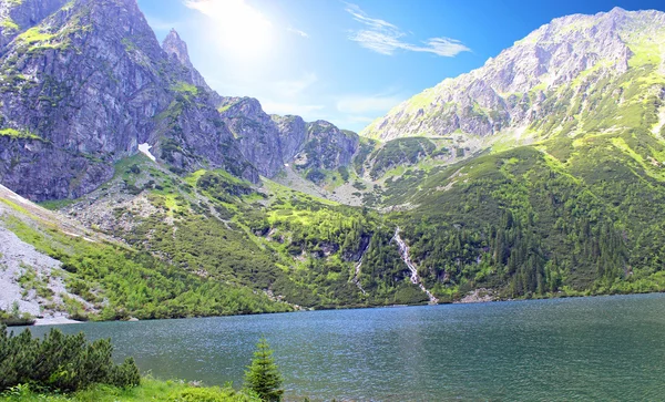 The great pond in the Polish mountains - Tatra Mountains. Tatra National Park — Stock Photo, Image