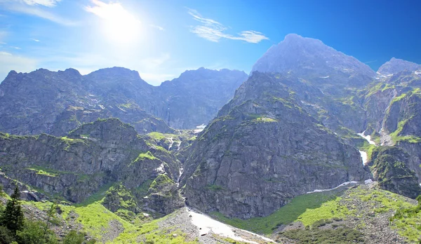 Der große Teich in den polnischen Bergen - Tatra-Gebirge. Tatra-Nationalpark — Stockfoto