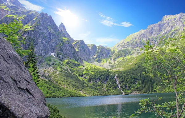 El gran estanque en las montañas polacas: las montañas Tatra. Parque Nacional Tatra — Foto de Stock