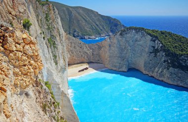 Zakynthos Adası 'ndaki Navagio Plajı (Batık Kumsalı). Yunanistan