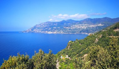 Omis Dağları, Makarska Riviera, Hırvatistan ile çevrili küçük şehrin havadan görünümü