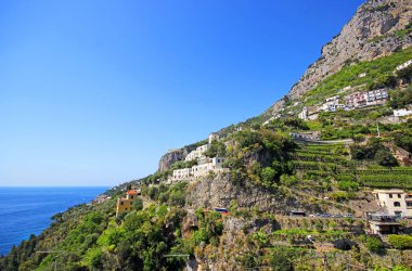 Omis Dağları, Makarska Riviera, Hırvatistan ile çevrili küçük şehrin havadan görünümü