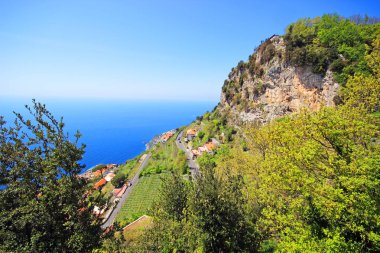 Omis Dağları, Makarska Riviera, Hırvatistan ile çevrili küçük şehrin havadan görünümü