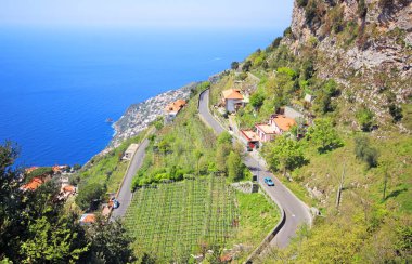 Omis Dağları, Makarska Riviera, Hırvatistan ile çevrili küçük şehrin havadan görünümü