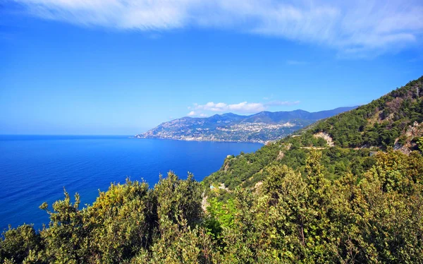 Omis Dağları, Makarska Riviera, Hırvatistan ile çevrili küçük şehrin havadan görünümü