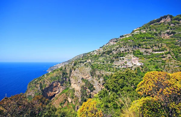 Omis Dağları, Makarska Riviera, Hırvatistan ile çevrili küçük şehrin havadan görünümü