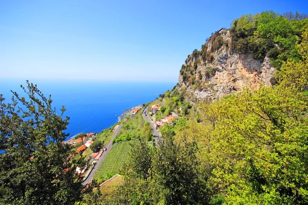Omis Dağları, Makarska Riviera, Hırvatistan ile çevrili küçük şehrin havadan görünümü