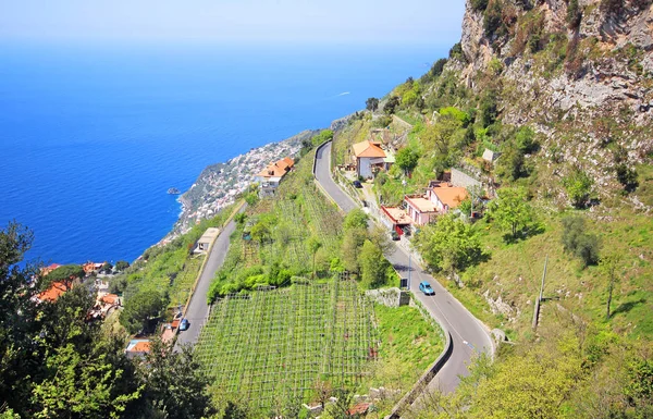 Omis Dağları, Makarska Riviera, Hırvatistan ile çevrili küçük şehrin havadan görünümü