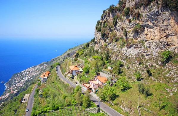 Omis Dağları, Makarska Riviera, Hırvatistan ile çevrili küçük şehrin havadan görünümü