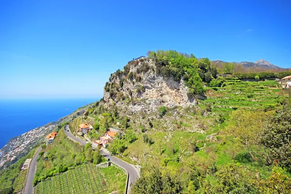 Omis Dağları, Makarska Riviera, Hırvatistan ile çevrili küçük şehrin havadan görünümü