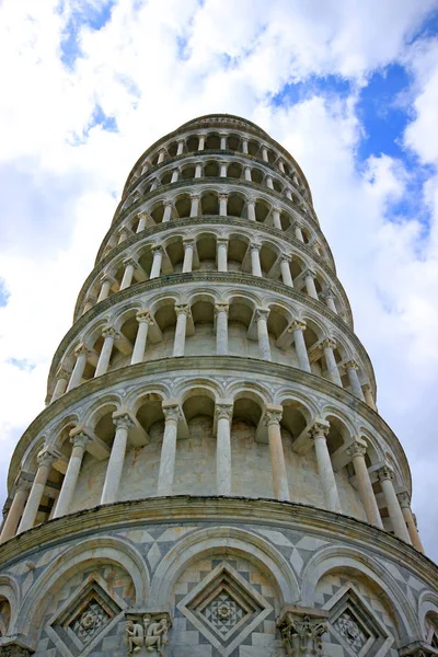  pisa Kulesi Toskana, UNESCO tarafından dünya mirası ve dünyanın en tanınmış ve en ünlü yapılarından biri yaslanmış. 