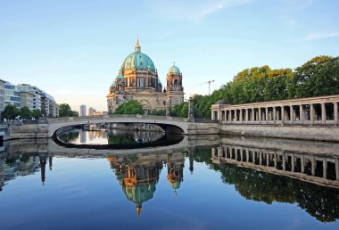 Berlin Spree Nehri şafakta, Almanya yansıyan Katedrali (Berliner Dom)
