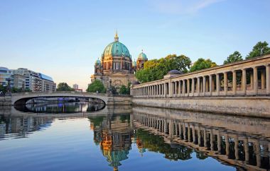 Berlin Spree Nehri şafakta, Almanya yansıyan Katedrali (Berliner Dom)