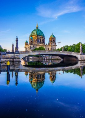 Berlin Spree Nehri şafakta, Almanya yansıyan Katedrali (Berliner Dom)
