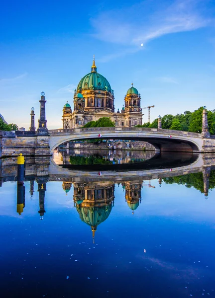 Berlin Spree Nehri şafakta, Almanya yansıyan Katedrali (Berliner Dom)