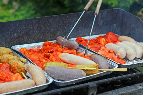 Dönerspieße Und Würstchen Backen — Stockfoto