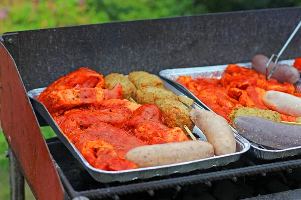 Dönerspieße Und Würstchen Backen — Stockfoto