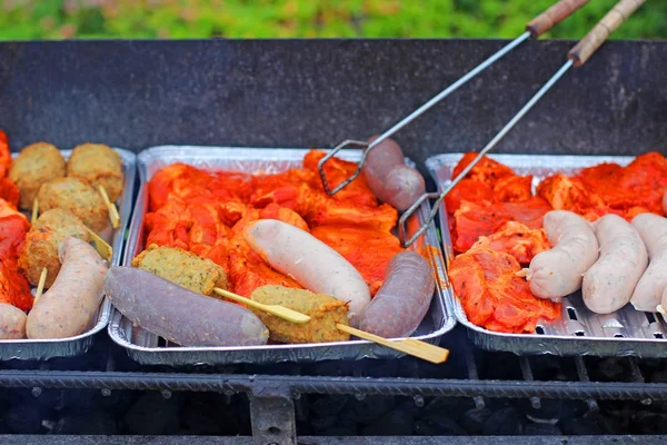 Dönerspieße Und Würstchen Backen — Stockfoto