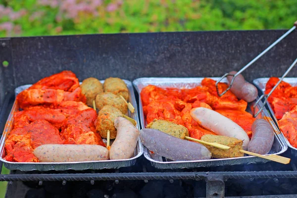 Dönerspieße Und Würstchen Backen — Stockfoto