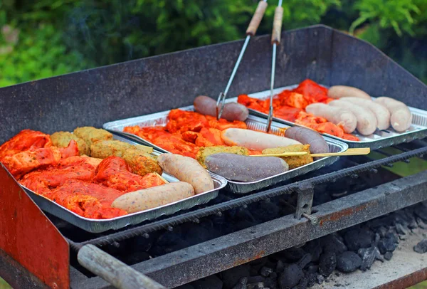 Dönerspieße Und Würstchen Backen — Stockfoto