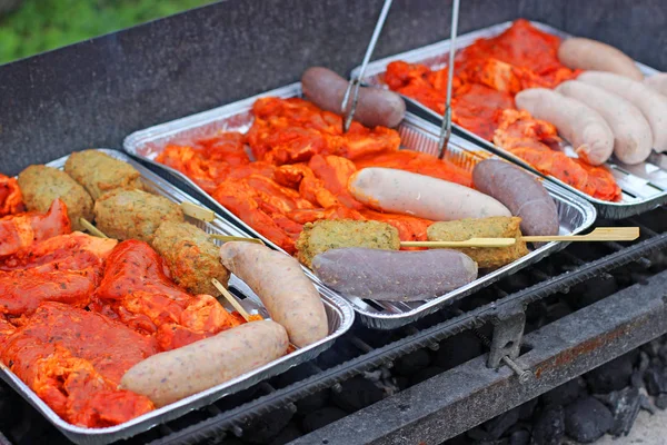 Dönerspieße Und Würstchen Backen — Stockfoto