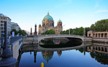 Berlin Spree Nehri şafakta, Almanya yansıyan Katedrali (Berliner Dom)