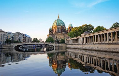 Berlin Spree Nehri şafakta, Almanya yansıyan Katedrali (Berliner Dom)