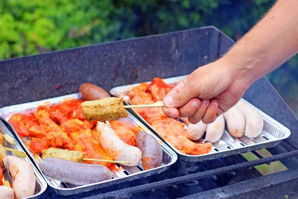 Dönerspieße Und Würstchen Backen — Stockfoto