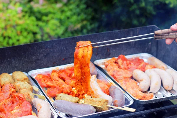 Bakning Shish Kebab Och Korv — Stockfoto