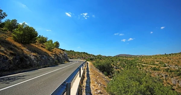 Widok na rzekę Cetina, w pobliżu Omis, Dalmacja, Chorwacja — Zdjęcie stockowe