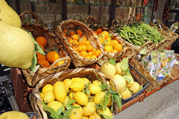 Färgglada frukter på italienska street marknad, Italien — Stockfoto