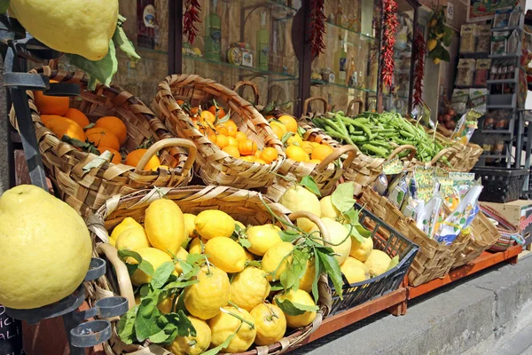Színes gyümölcsök olasz utcai piac, Olaszország — Stock Fotó