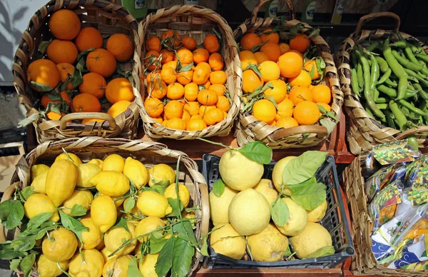 Kleurrijke vruchten op straat van de Italiaanse markt, Italië — Stockfoto