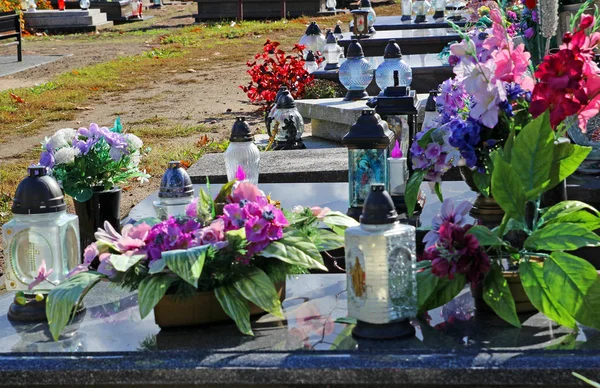 Velas y flores en el cementerio — Foto de Stock