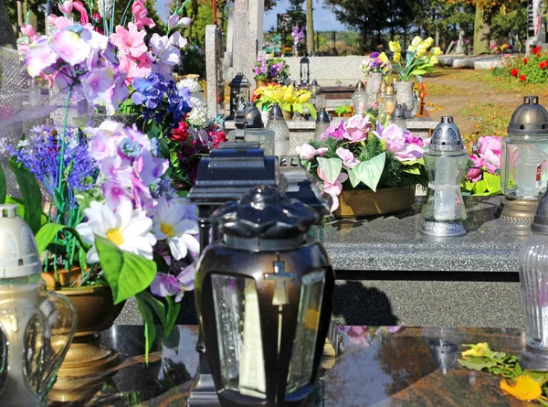 Velas e flores no cemitério — Fotografia de Stock