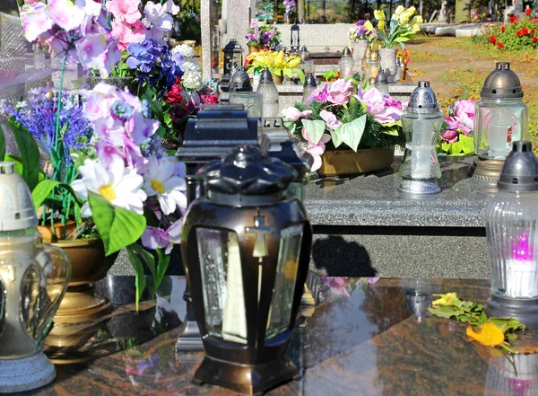 Świece i kwiaty na cmentarzu — Zdjęcie stockowe