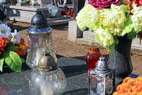 Свічки і квіти на цвинтарі — стокове фото