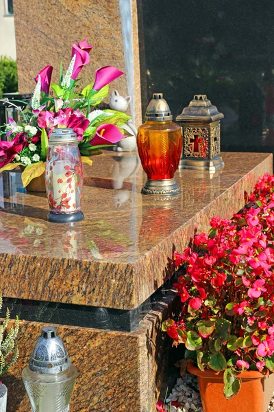 Candles and flowers in the cemetery — Stock Photo, Image